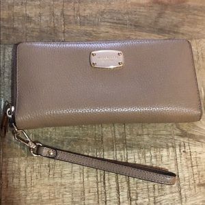 🔴SOLD🔴 Tan Michael Kors Wallet with handle